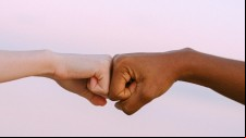 Sancionada lei que equipara crime de injúria racial ao racismo